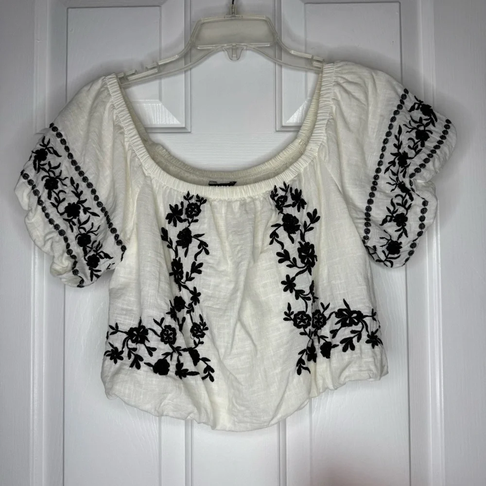 American Eagle Embroidered Off-Shoulder White Crop Top Blue small